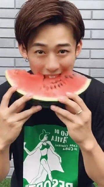 吃瓜网红小哥哥视频大全,笑料百出，精彩纷呈